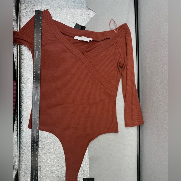 Astr The Label Ribbed Off The Shoulder Criss Cross Vneck Bodysuit Size L - Picture 10 of 10
